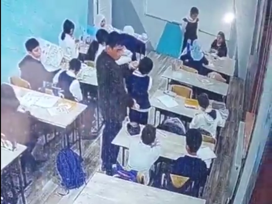 Учитель 33 школы избил. Избиение учителя в школе. Учитель избил ученика. Дети Узбекистана в России в школе. Выпускников школы избили в Узбекистане.