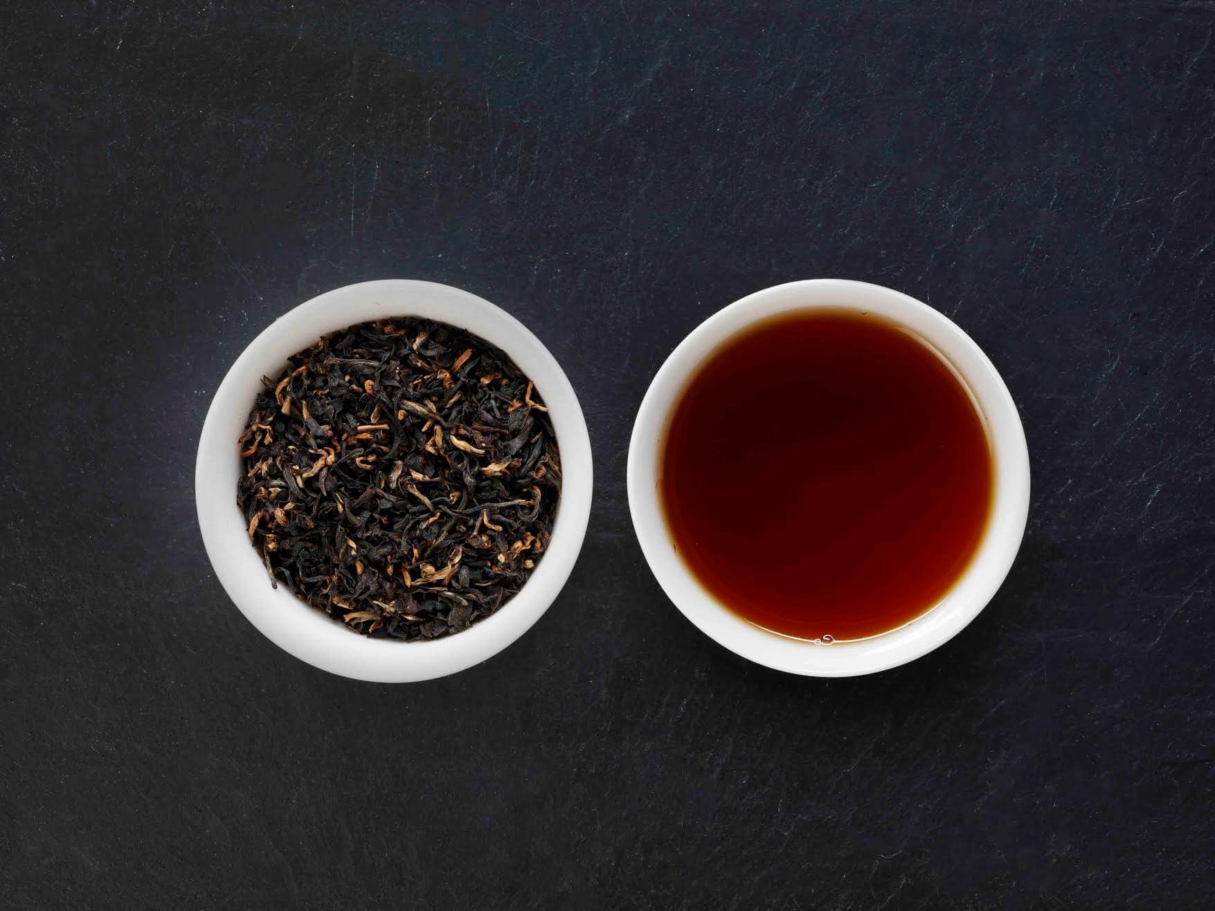 Стакан черного чая. Чай Assam Tea. Чай «Ямато». Черный чай "красный цимэнь". Чай вид сверху.